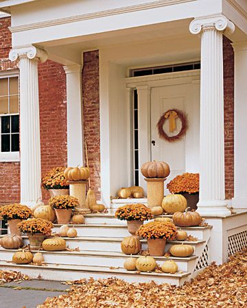 fall Martha Stewart Fall, Porche Halloween, Creative Pumpkin Decorating, Fall Front Porch Ideas, Fall Designs, Elegant Halloween, Creative Pumpkins, Halloween Front Porch, Fall Deco