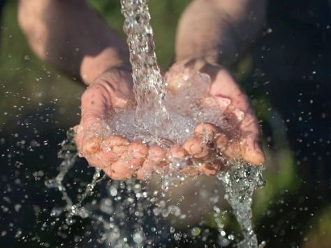 Podemos ahorrar agua en casa Water Pouring, Inflection Point, World Water Day, Plumbing Problems, Water Day, World Water, Plumbing Tools, Copper Pipe, Hand Washing