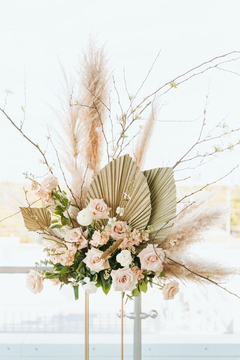 Boho Floral Arrangements Backdrop, Boho Theme Flower Arrangements, Round Boho Centerpiece, White Boho Floral Arrangements, Boho Rose Gold Wedding, Peach Gold And White Wedding Decor, White Gold Flower Arrangement, Boho Flower Centerpieces, Rose Gold Flower Arrangements