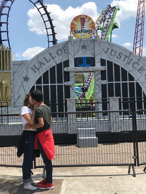 Six Flags Couple Pictures, Sixflags Mexico, Six Flags México, Mexico Pictures, Couple Outfit Ideas, Fotos Goals, Six Flags, Couples Goals, Couple Pictures