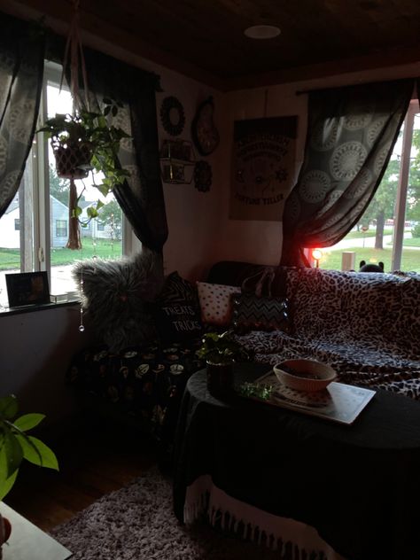 Small Dark Apartment Aesthetic, Alt Living Room Aesthetic, Emo Apartment Decor, Goth Hippie Room, Emo Living Room, 90s Whimsy Goth Bedroom, Punk Apartment, Grunge Living Room, Emo House