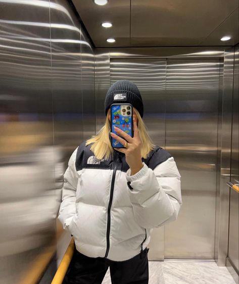 White North Face Jacket Outfit, North Face Puffer Outfit, North Face Jacket Outfit, Black North Face Puffer, Barbara Kristoffersen, White North Face Jacket, Doudoune The North Face, Puffer Outfit, North Face Outfits