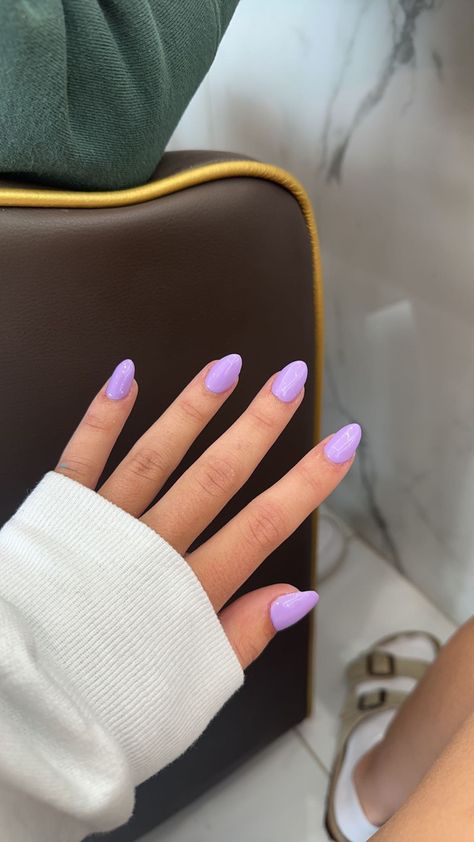 Lilac Short Acrylic Nails, Plain Color Acrylic Nails Almond, Lavender Purple Almond Nails, Light Pastel Purple Nails, Simple Nails Lavender, Summer Color Almond Nails, Nail Inspo Summer Purple, Spring Nail Solid Colors, Cute Almond Nails Purple