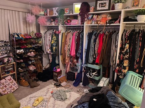 Aesthetic Closets, Fur Wall, Gay Room, Y2k Closet, Closet Room Ideas, Bookshelf Room, Crystal Room, Closet Y2k, Closet Room