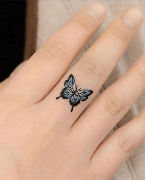 70+ unique and striking finger tattoo designs: symbols, hennas, roses, snakes, dots, lettering, hearts, and wedding rings for couples. Bonus: tattoo meanings. Tattoo Ideas Butterfly, Girl Finger Tattoos, Tiny Butterfly Tattoo, Tattoo Finger, Cute Finger Tattoos, Tattoo Tiny, Tato Minimal, Tattoo Floral, Small Finger Tattoos