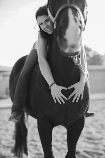 Senior Horse Photography, Horse Photoshoot Ideas, Equine Photography Poses, Horse Senior Pictures, Horse Photography Poses, Foto Cowgirl, Pictures With Horses, Cowgirl Pictures, Cute Horse Pictures