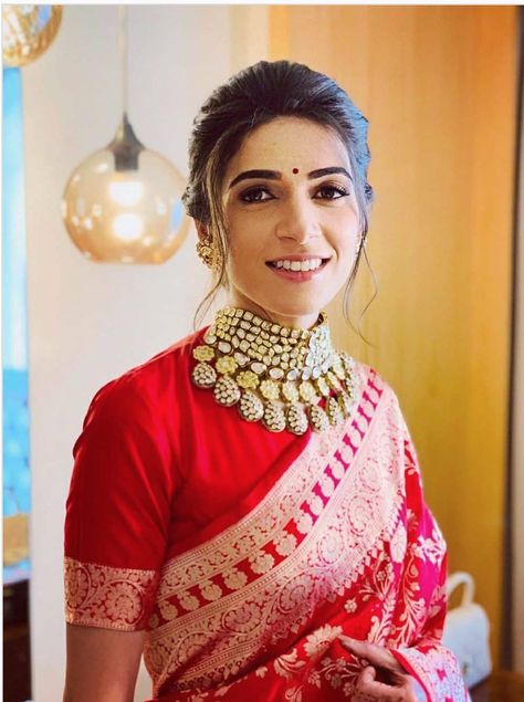 Indian bride with the most royal benarsfi silk red saree and beautiful Kundan necklace | Photo (c) Ronit Singh Photography #reception #receptionlook #red #saree #indianbride #necklace #weddingjewellery #indianjewellery #Hairstyle #newlywed #justmarried #weddinghair #weddingdress #bindi #indianbride Red Saree Wedding, Saree Hairstyles, Indian Sari Dress, Sari Dress, Indian Saree Blouses Designs, Indian Bridal Dress, Indian Bridal Wear, Indian Woman, Wedding Saree Indian