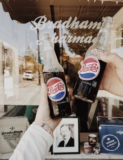 Thanks to emma valerio for making this photo available freely on @unsplash 🎁 Pepsi Aesthetic, Retro Pepsi, Soda Brands, Brand Aesthetic, Retro Pictures, Lightroom Presets Bundle, Vintage Lifestyle, Pepsi Cola, Retro Photo