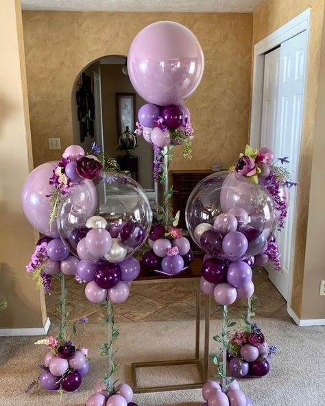 Balloon Garden Decorations, Wedding Balloons With Flowers, Purple Balloon Arrangements, Flowers And Balloons Centerpieces, Purple Graduation Centerpieces, Balloon Floral Centerpieces, Floral Balloon Centerpiece, Purple Balloon Columns, Centerpiece Balloon Ideas