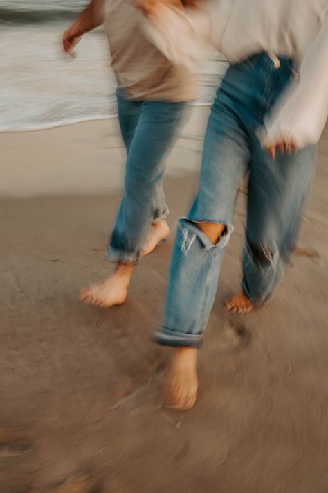 Korean Couple Photoshoot Outdoor, Blurry Couple Photography, Canon Beach Couples, Grainy Beach Photos, Blurry Couple Pics Beach, Blurry Couple Pictures, Couple On Beach Aesthetic, Couple Photoshoot Blurry, Beach Engagement Photos Aesthetic