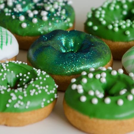 St Patricks day donuts. Glittery green and yes you can eat the glitter :) St Pattys Aesthetic, St Patrick's Day Aesthetic, St Patricks Aesthetic, Saint Patricks Day Aesthetic, Green Donuts Ideas, St Patricks Day Aesthetic, St Patrick’s Day Green Food, Green Recipes For St Patrick’s Day, Green Cookies St Patrick