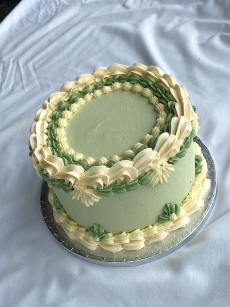 Vintage Green Cake Aesthetic, Green Colour Birthday Cake, Cake Designs Green And White, Green Birthday Cakes Aesthetic, White Cake With Green Flowers, Green Colour Cake Design, Cottagecore Cake Aesthetic, Birthday Cake Sage Green, 4 Inch Cake Designs