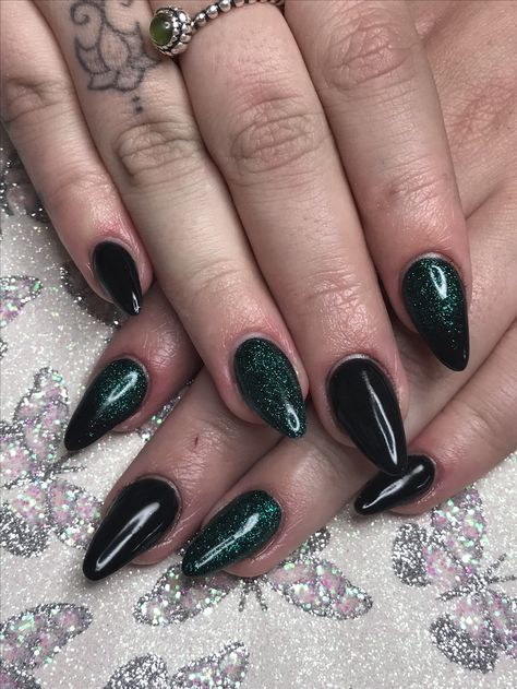 Black & emerald green Acrylic Nails Burgundy, Emerald Green And Black Nails, Nails Emerald Green, Ombre Nails With Diamonds, Nails Emerald, Square Nails Art, Chrome Nails Ideas, Nails With Fire, Grad Nails