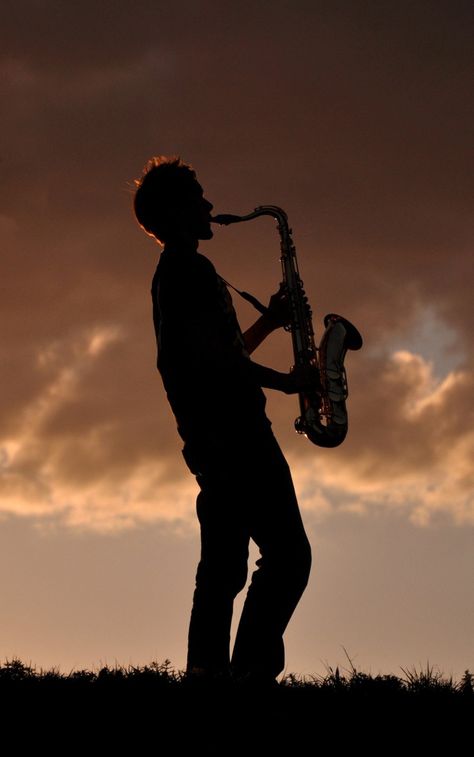 Senior Picture / Photo / Portrait Idea - Musician - Band - Saxophone Marching Band Pictures, Instruments Photography, Saxophone Photography, Band Senior Pictures, Senior Photos Boys, Musician Photography, Senior Boy Photography, Senior Boy Poses, Male Senior Pictures