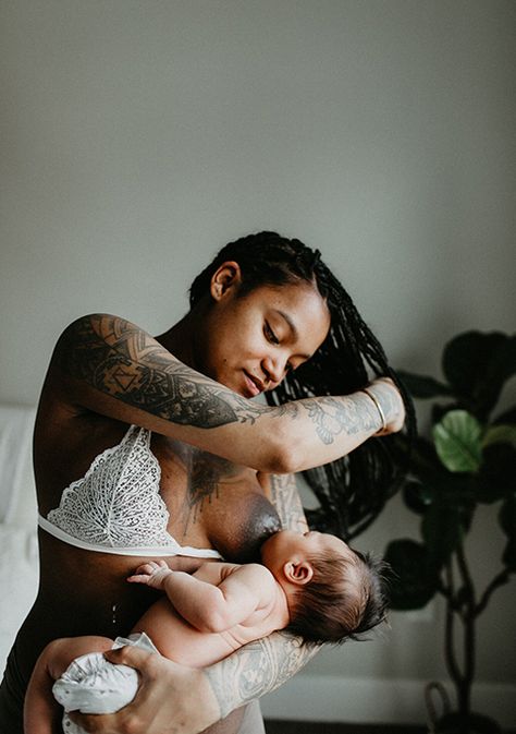 Women Breastfeeding Photoshoot, Life Drawing Poses Photography, New Parents Aesthetic, Breastfeeding Baby And Husband, Nursing Photoshoot Breastfeeding, Postpartum Pictures, Breastfeeding Photoshoot Ideas At Home, Newborn Mommy And Me Pictures, Breastfeeding Aesthetic