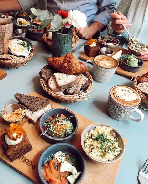 Food In Copenhagen, Best Cafe Food Ideas, Cafes In Copenhagen, Breakfast In Copenhagen, Best Restaurants In Copenhagen, Copenhagen Denmark Food, Copenhagen Recipes, Brunch Restaurant Aesthetic, Vegan Copenhagen