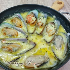 Lemon Garlic Butter Sauce, Lemon Garlic Sauce, Garlic Sauce Recipe, Mussels Recipe, Oyster Recipes, Seafood Entrees, Cooking Cream, Dried Thyme, Shellfish Recipes