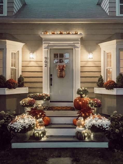 Small Stoop Fall Decorating Ideas, Small Porch Fall Decorating Ideas, Porch Christmas Lights, Porch Fall Decorating Ideas, Fall Front Porch Decor Ideas, Image Halloween, Halloween Front Porch Decor, Fall Front Porch Decor, Halloween Front Porch