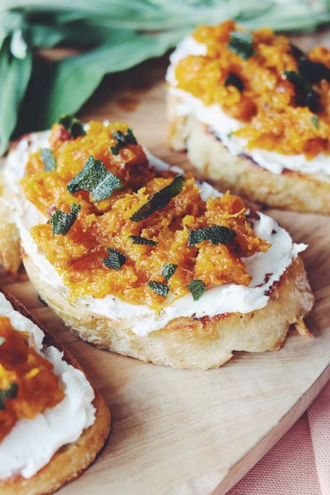 Caramelized Butternut Squash & Goat Cheese Toast-Grilled Cheese Social Toast Appetizers, Squash Crostini, Butternut Squash Toast, Fall Pasta Recipes, Squash Toast, Butternut Squash Goat Cheese, Pasta With Butter, Squash Goat Cheese, Red Cabbage Soup