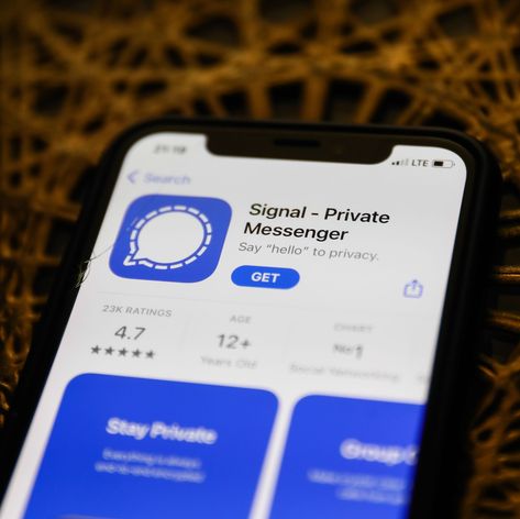 The encrypted messaging app has recently exploded in popularity—for good reason. Signal App, Chrome Apps, App Guide, Pen Icon, Security Technology, Emoji Stickers, Cute Emoji, Messaging App, Ios Apps