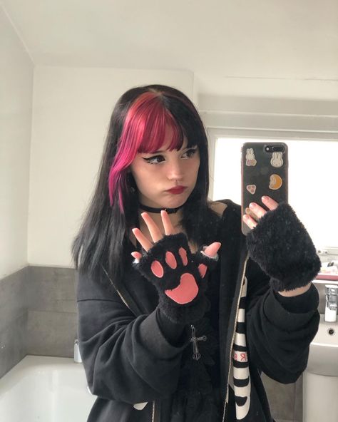 Black Hair With Pink Bangs, Dyed Hair Red And Black, Egirl Hair Dye, Grunge Dyed Hair, Egirl Bangs, Egirl Hair Color, Egirl Hairstyle, Dyed Hair Red, Red And Black Hair Ideas