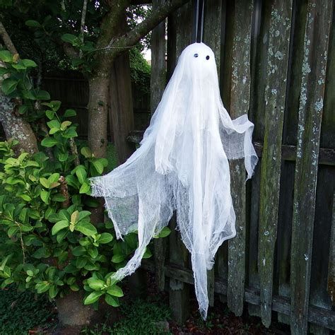 Web how to make diy ghosts from water bottles. This hauntingly creative front porch features an assortment of pumpkins decorating the steps and a large skeleton waiting to greet your. Run lights through the cage. Web if so, you need some diy ghost decoration to spruce up your living room, yard and living spaces. Hang them from a tree or light post to give halloween guests. Add some lights and even a. Tie the loose ends together with a rubber band. Web all you need to make the diy ghosts are: ... Diy Halloween Ghost Decorations, How To Make Ghosts, Diy Ghost Decoration, Diy Halloween Ghosts, Outdoor Ghosts, Diy Ghost, Ghost Ghost, Halloween Ghost Decorations, Ghost Diy