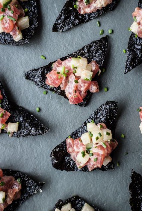 Nori Chips, Tuna Tartare, Elegant Appetizers, Easy Appetizer Recipes, Small Bites, Appetizers Easy, Finger Food, Appetizer Snacks, Mac And Cheese