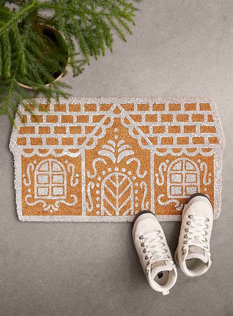 Uni Apartment, Driving Home For Christmas, Beauty Products Gifts, Traditional Christmas Decorations, Christmas Doormat, Christmas Guide, Holiday Table Settings, Christmas Gingerbread House, Coconut Fiber