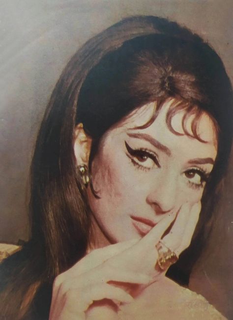 Bollywood 60s, Indian Retro Outfits, Rekha Actress Style, Vintage Bollywood Outfits, Retro Bollywood Outfits, Retro Bollywood Fashion, 70s Bollywood, Old Bollywood Actress, Saira Banu