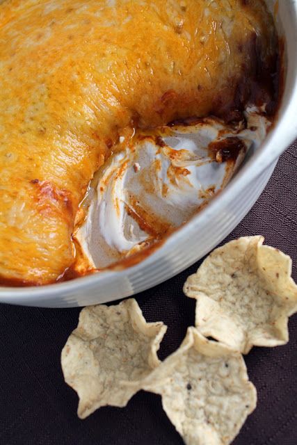 The BEST 3 ingredient Chili Cheese Dip! This stuff is super addicting! Beanless Chili, Chili Cheese Dip, Chili Cheese Dips, Cheese Bake, Bowl Recipes, Chili Cheese, Pie Pan, Think Food, Football Food