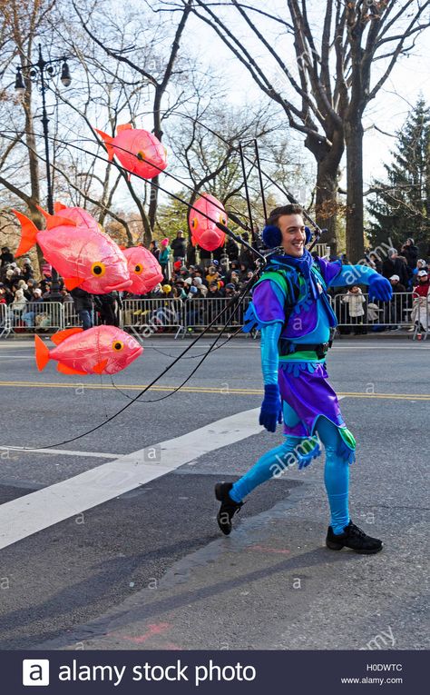 Easy Fish Costume, Aquarium Halloween Costume, Clown Fish Costume, Puffer Fish Costume, Diy Fish Fins Costume, Fish Costume Diy, Mermaid Props, Finding Nemo Musical Costumes, Sea Creature Costume