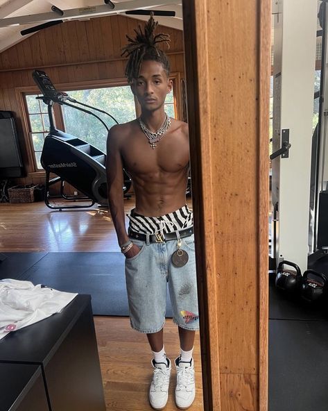 Jaden Smith Fashion, Hey Barbie, Black People Memes, Mens Fashion Retro, Light Skin Men, Summer Playlist, Black Men Fashion Swag, Jaden Smith, Black Men Hairstyles