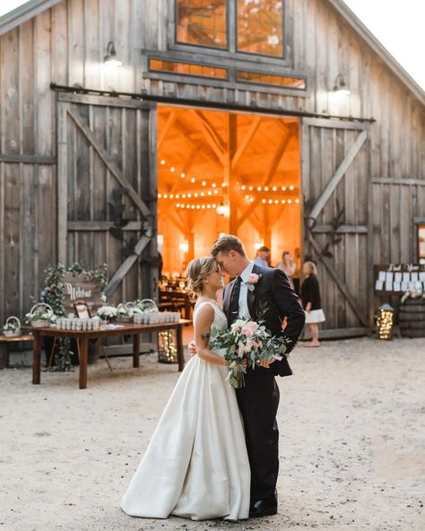 Wedding Photography Shot List, Country Wedding Pictures, Country Western Wedding, Western Themed Wedding, Barn Wedding Photos, Country Barn Weddings, Country Theme Wedding, Dream Wedding Venues, Barn Weddings