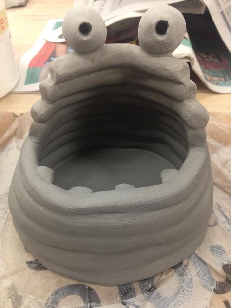 Cute little screaming slug coil pot! Coil Pots Ideas, Hay Bale Art, Coil Pot, Clay Projects For Kids, Pots Ideas, Shape Ideas, Ceramic Pinch Pots, Coil Pottery, Famous Characters