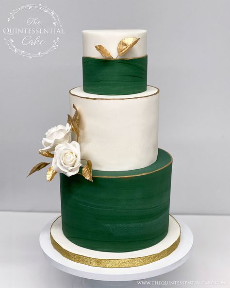 Cake Emerald Green, Dark Green Wedding Cakes, Emerald Wedding Cake, Wedding Cake Emerald Green, Green And Burgundy Wedding, Bolo Rapunzel, Dark Green Wedding, Simple Beach Wedding, Green Wedding Cake