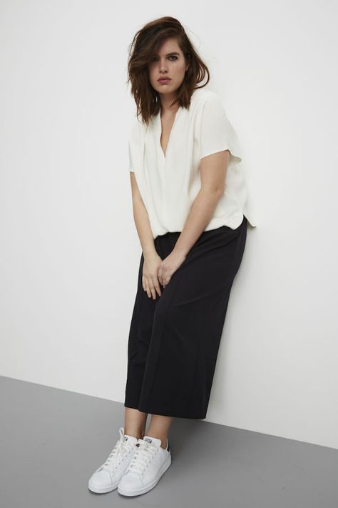 It's a minimalist's dream White Sneakers Outfit Midsize, Minimal Style Plus Size, Midsize Minimalist Fashion, Short And Chubby Fashion Outfits, Plus Size Wide Leg Pants Outfit, Minimalist Plus Size, Plus Size Minimalist Wardrobe, Culotte Style, Minimalist Moda