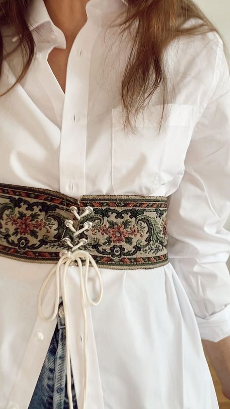 Different Belt Styles, Embroidered Corset Belt, Fabric Corset Belt, Corset Over Top, How To Make A Belt, Corset Belt Outfit Casual, Fabric Belt Diy, Corset Belt Diy, Belt Over Dress