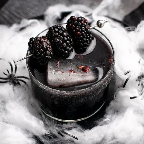 Black Magic Margarita Black Margarita, Easy Halloween Cocktails, Fun Halloween Drinks, Blackberry Margarita, Classic Margarita Recipe, Traditional Margarita, Apple Fritter, Spooky Black, Classic Margarita