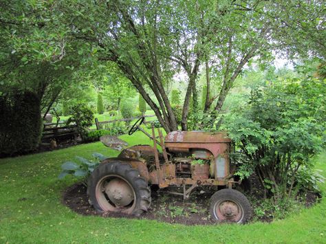 Tractor Yard Art, Antique Tractor Yard Decor, Landscaping With Antiques, Farm Photography Ideas, Old Tractor Landscaping, Tractor Decor, Rustic Landscaping, Old Tractor, Garden Junk