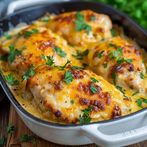 Cheesy Sour Cream Chicken, Foods Chicken, Man Recipes, African Foods, Cream Chicken, Broccoli Chicken, Chicken Breast Recipes Baked, Sour Cream Chicken, Sour Cream Sauce