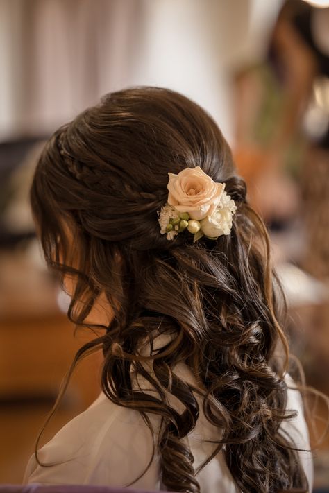 Hair Bun For Engagement, Bridesmaid Updo With Flowers, White Flower Hairstyle Indian, White Rose Hairstyle Indian, Open Hair With Rose, Rose In Hair Hairstyles Indian, Floral Hairstyles Short Hair, Hairstyles With Rose Flower, Rose Flower Hairstyles Indian