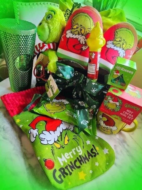 Grinch Burr Basket, Grinch Christmas Basket, Grinch Basket Ideas, Grinch Room, Lego Gift Box, Grinchmas Tree, Elf 2023, 2024 Holidays, Grinch Decor