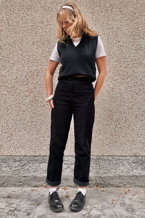 Dark Green Courderoy Pants Outfits, Black Coudroy Pants Outfit Women, Black Cordoury Pants Outfits, Navy Courderoy Pants Outfits, Black Curdory Pants, Teacher Outfits Masc, Black Cords Outfit, Black Courderoy Pants Outfit Women, Black Courdory Pants Outfits Winter