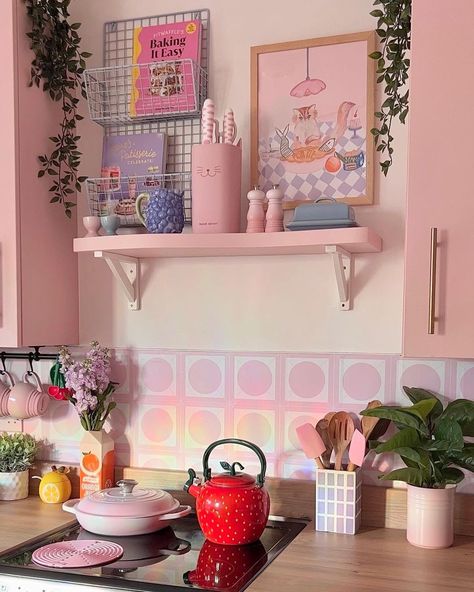 25 Amazing And Beautiful Girly Apartment Decor Ideas Cute Kitchen Inspiration, Cute Small Kitchen Ideas Apartments, Girly Apartment Kitchen, Pink Kitchen Decor Ideas, Pastel Maximalist Decor, Girl House Decor, Retro House Decor Ideas, Girly Kitchen Decor Apartment, Apartment Friendly Decorating