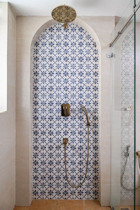 Mediterranean Bathroom Ideas, Ideas De Piscina, Spanish Bathroom, Mediterranean Bathroom, Moroccan Bathroom, Apartment Simple, Mediterranean Interior Design, Mediterranean Interior, Spanish Style Home