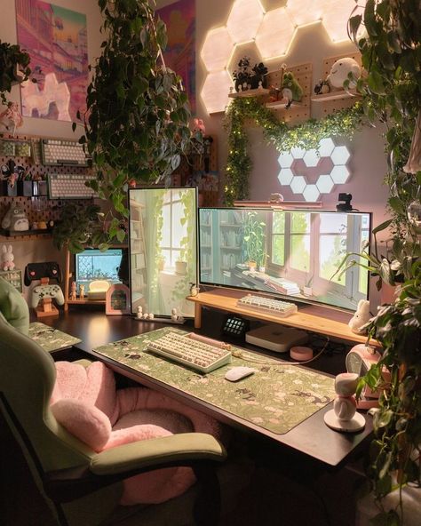 Cozy Office Game Room, Cozy Setup Gaming, Cozy Game Room Aesthetic, Cozy Ps5 Setup, Gaming Desktop Setup Aesthetic, Cozy Aesthetic Gaming Setup, Pc Desk Setup Ideas, Home Office Streaming Setup, Cottagecore Gamer Setup