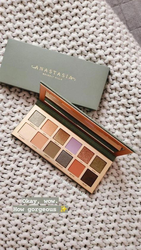 Anastasia Beverly Hills eyeshadow palette. New, gorgeous, feminine makeup. Anastasia Makeup Palette, Anastasia Eyeshadow Palette, Anastasia Palette, Product Wishlist, Anastasia Makeup, Anastasia Beverly Hills Eyeshadow, Feminine Makeup, Makeup Tumblr, Kylie Cosmetic