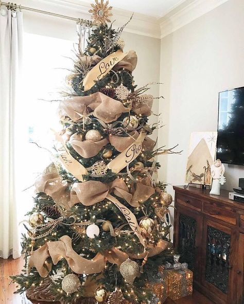 Burlap Tree Decorations, Christmas Tree Idea, Best Christmas Tree Decorations, Christmas Tree Decoration Ideas, Elegant Christmas Tree Decorations, Christmas Tree Decorations Ribbon, Tree Decoration Ideas, Best Christmas Tree, Thanksgiving Tree