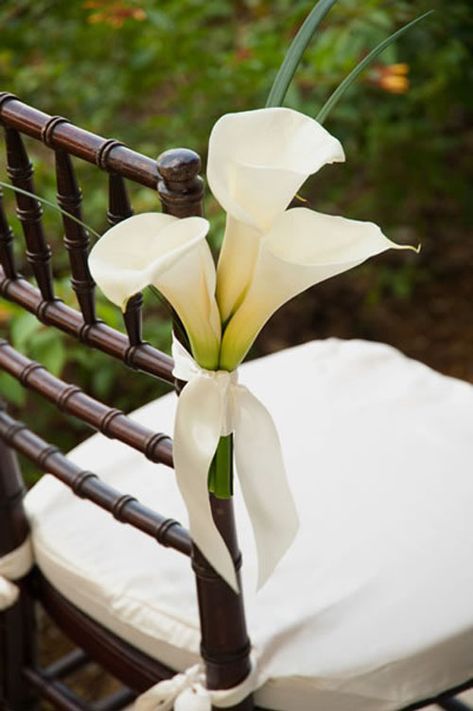 Wedding Flowers: Calla Lily | Woman Getting Married Calla Lillies Wedding, Calla Lily Wedding Flowers, Calla Lily Wedding, Lily Wedding, Silk Flowers Wedding, Diy Wedding Bouquet, Diy Wedding Flowers, Calla Lilies, Ceremony Flowers