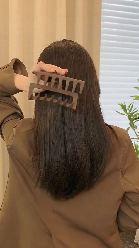 Thick Hair In A Claw Clip, Closed Hairstyles For Short Hair, How To Use Claw Clips In Long Thick Hair, Big Hair Claw Clips Styles, Claw Clip Open Hairstyles, Short Straight Hair Claw Clip, Types Of Hairclips, Hairclip Hairstyles Thick Hair, Hairclip Styles For Thick Hair